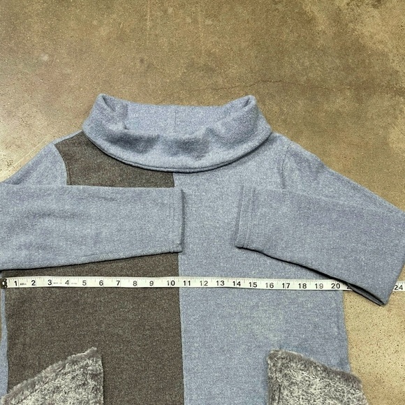 Trisha Tyler Geometric Abstract Pullover Turtleneck Sweater - Picture 5 of 8